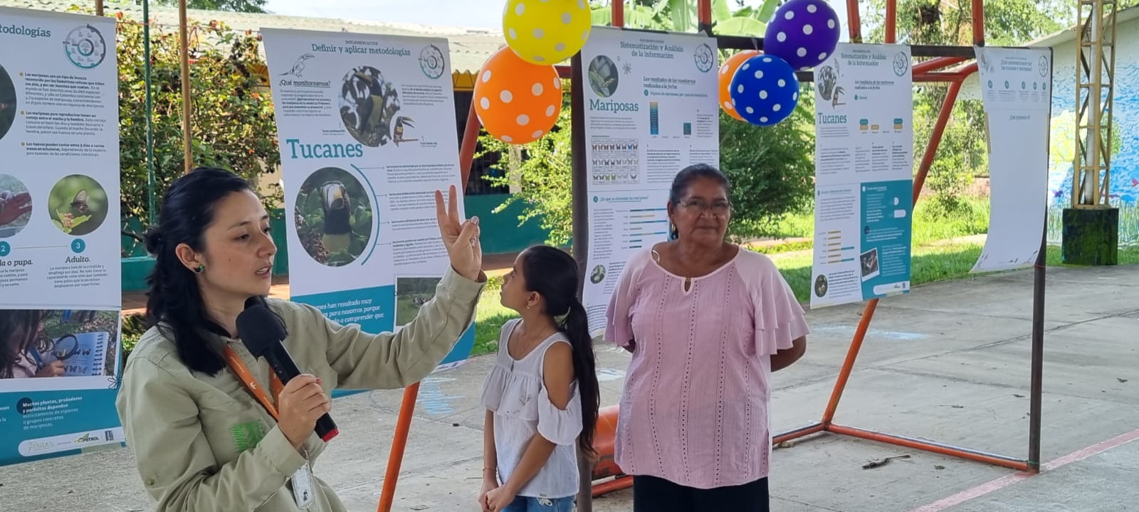 Actividad de la comunidad en cancha de baloncesto