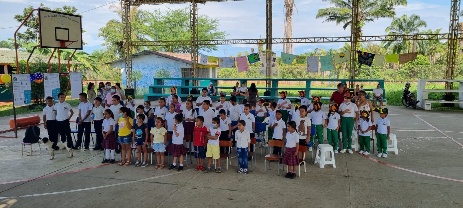 Actividad de la comunidad en cancha de baloncesto