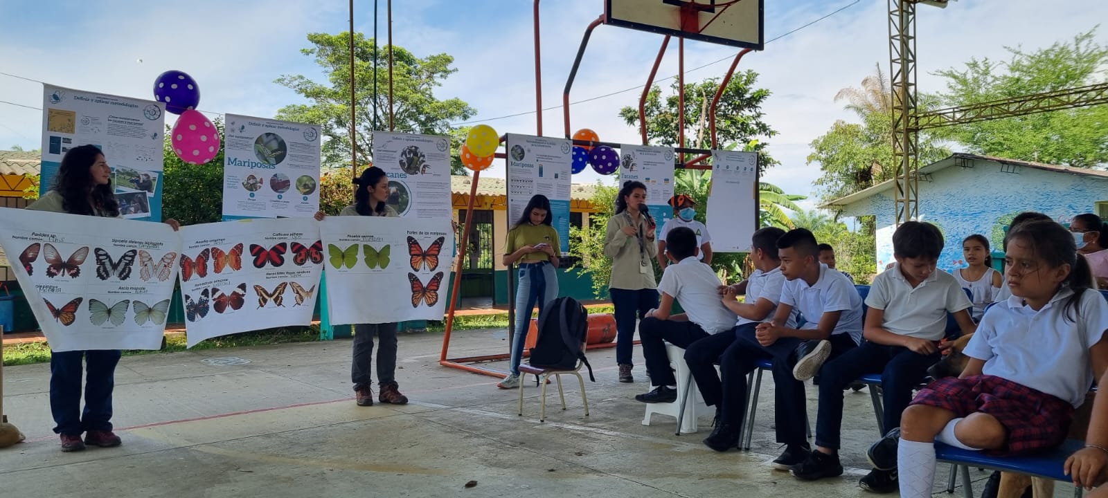 grupo de niños en exposición de mariposas